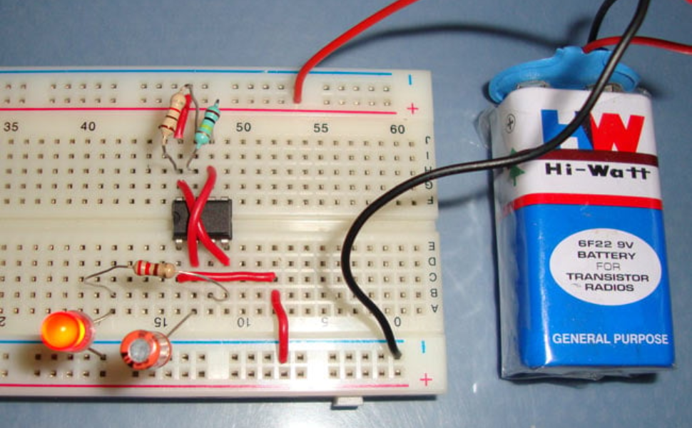 Astable Multivibrator using IC555